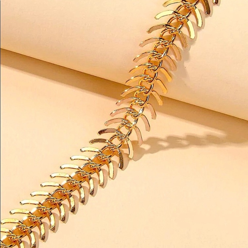 GOLD PLATED FISHBONE CHEVRON CHOKER - Picture 3 of 4